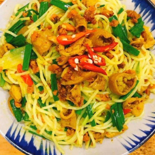 Bún lòng xào nghệ