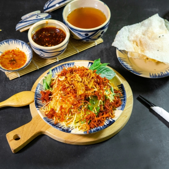 Bò hít kèm bánh tráng 